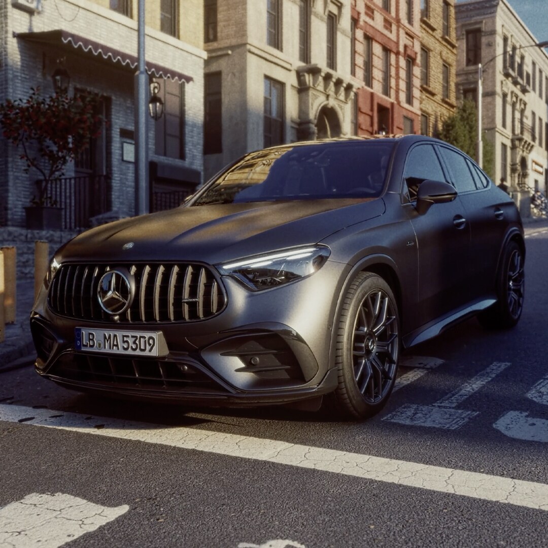 Fekete AMG GLC Coupé parkolt az utcán.