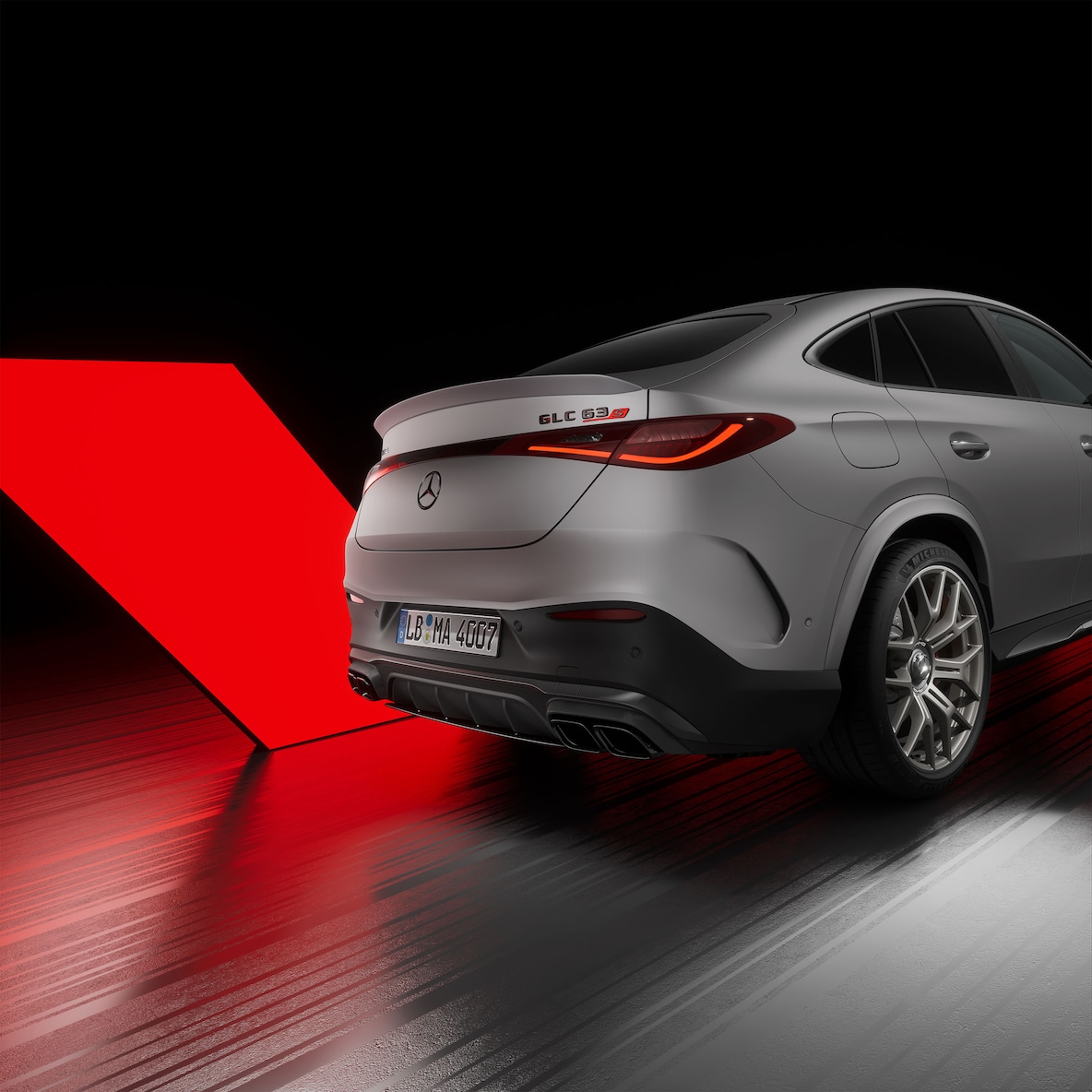 A Mercedes-AMG GLC 63 S E PERFORMANCE Coupé jobb oldali hátulnézetből.