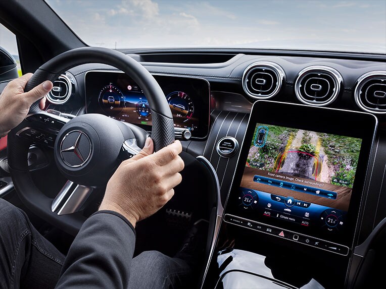 A 360°-os kamerával rendelkező átlátszó motorháztető a Mercedes-Bez GLC Coupé-ban.