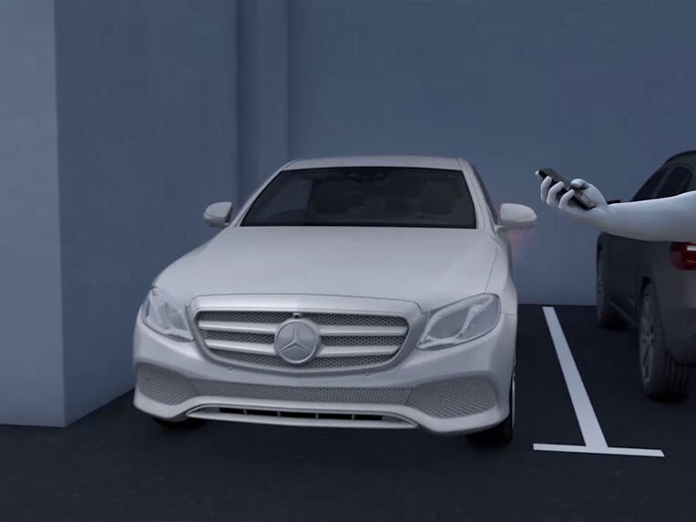 Parkolásasszisztens memóriával a Mercedes-Benz GLC Coupé-ban.