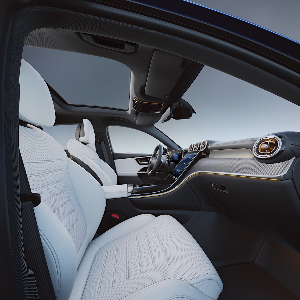 A Mercedes-Benz GLC műszerfalának közelképe a kijelzőkkel.