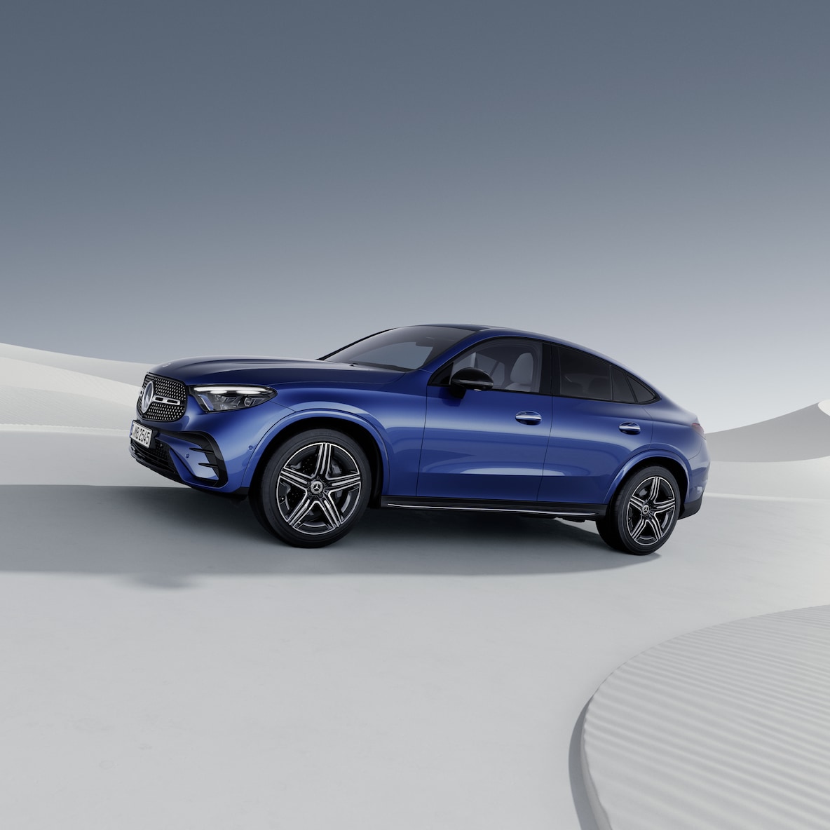 A Mercedes-Benz GLC Coupé oldalnézetben elölről.