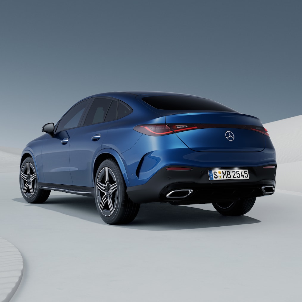 Betekintés a nyitott csomagtérajtón keresztül a tágas csomagtérbe.