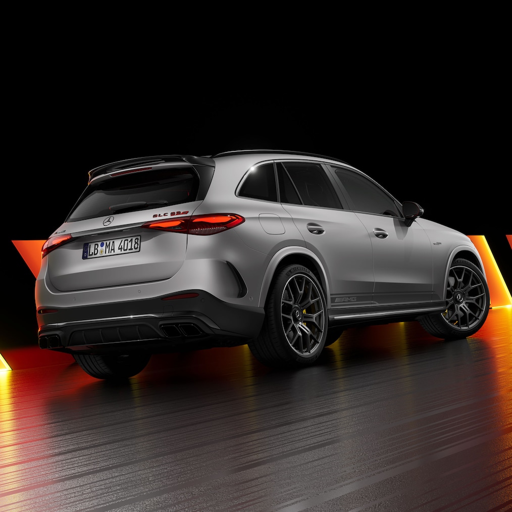 A Mercedes-AMG GLC 63 S E PERFORMANCE SUV modell AMG Edition 1-ként hátulról, jobb oldalról nézve.