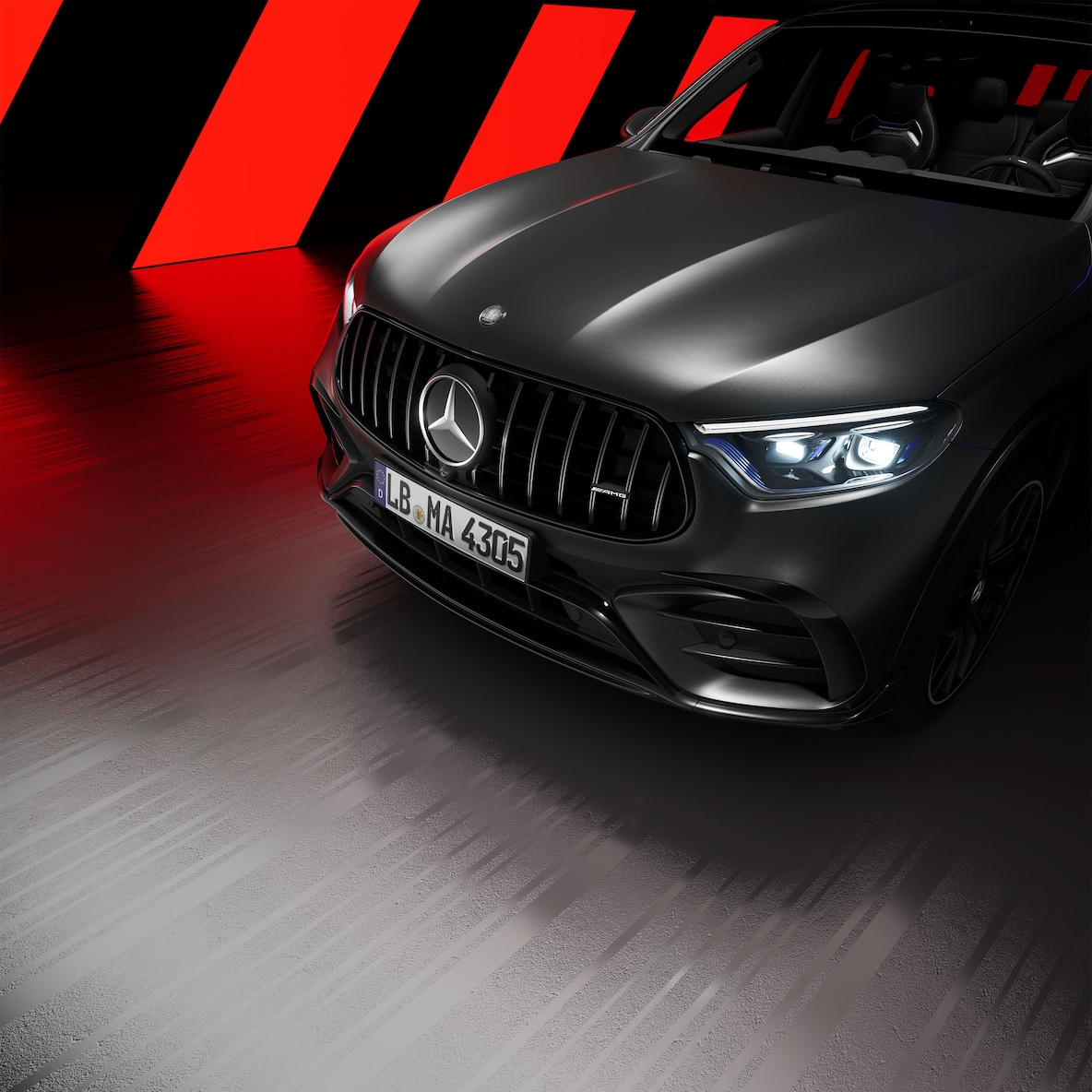 Az AMG külső Night csomaggal rendelkező Mercedes-AMG GLC SUV első részének oldalnézete.