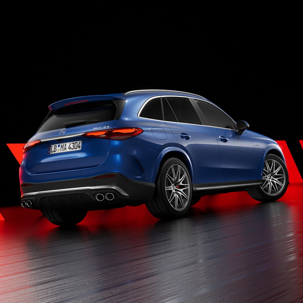 Mercedes-AMG GLC AMG-specifikus oldalküszöbökkel hátulról jobbról.