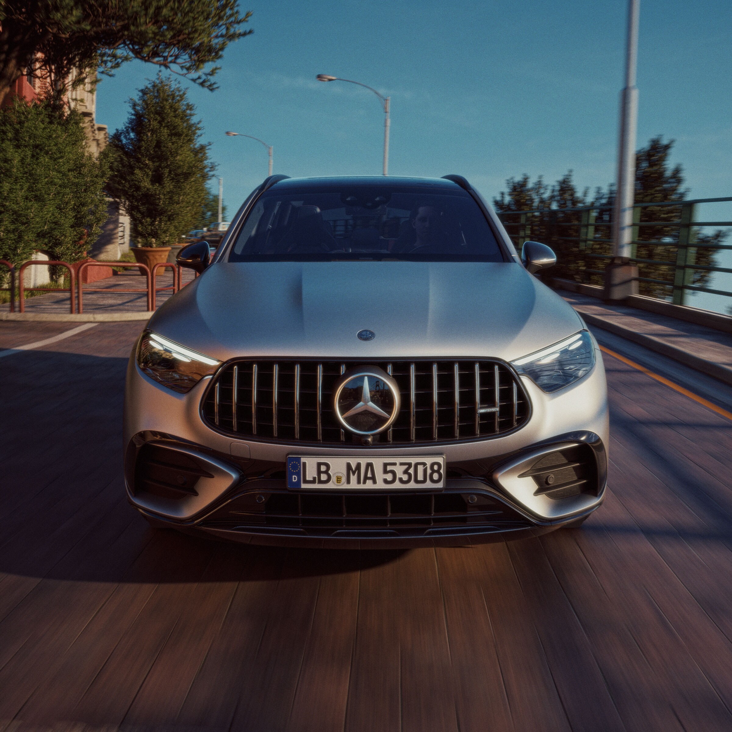 Ezüst AMG GLC SUV halad az utcán.