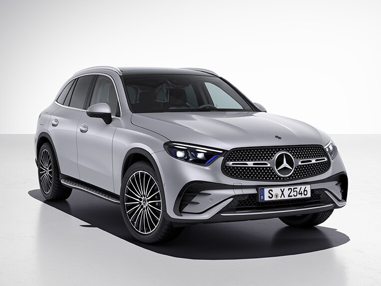 Az új Mercedes-Benz GLC SUV AMG Line felszereltséggel, oldalsó elölnézetben.