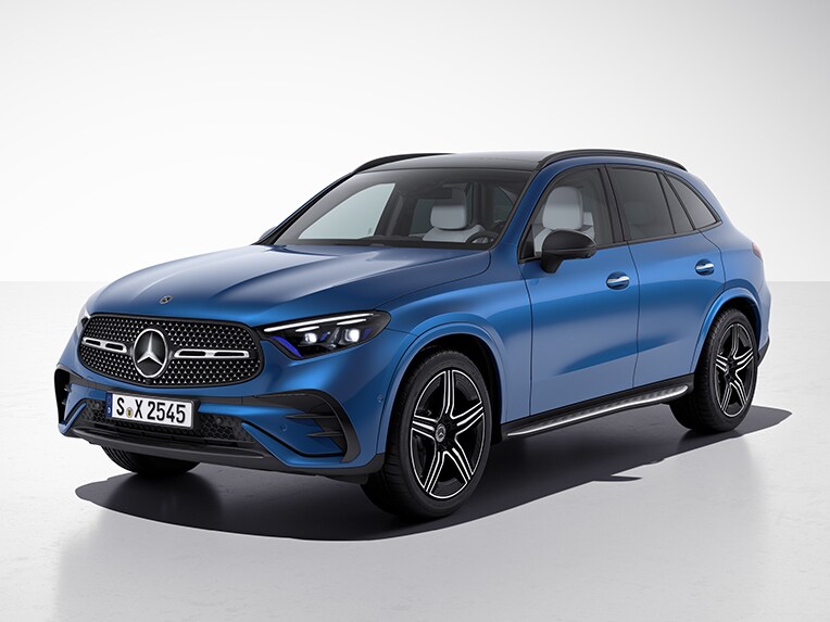 Az új Mercedes-Benz GLC SUV AMG Line felszereltséggel, oldalsó elölnézetben.