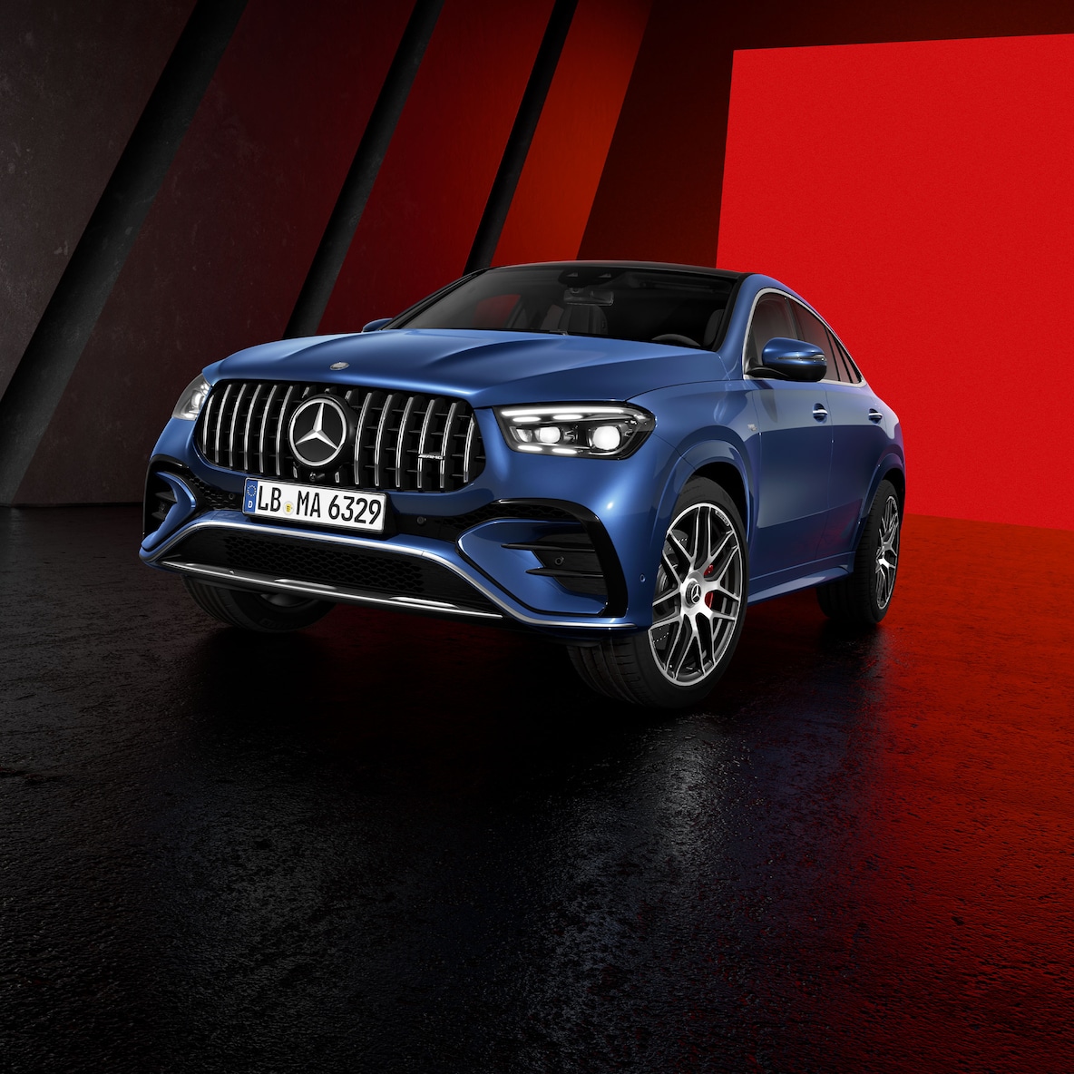 A Mercedes-AMG GLE Coupé szemből oldalnézetben.