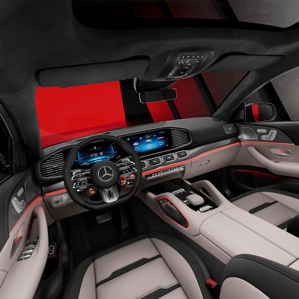 A Mercedes-AMG GLE Coupé első üléseinek és műszerfalának oldalnézete.