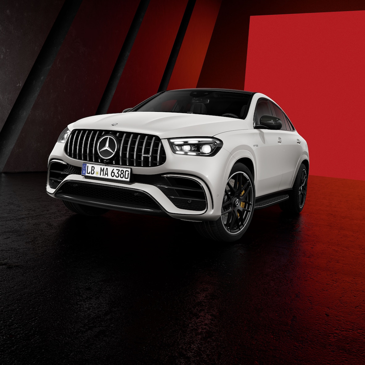 A Mercedes-AMG GLE Coupé szemből oldalnézetben.