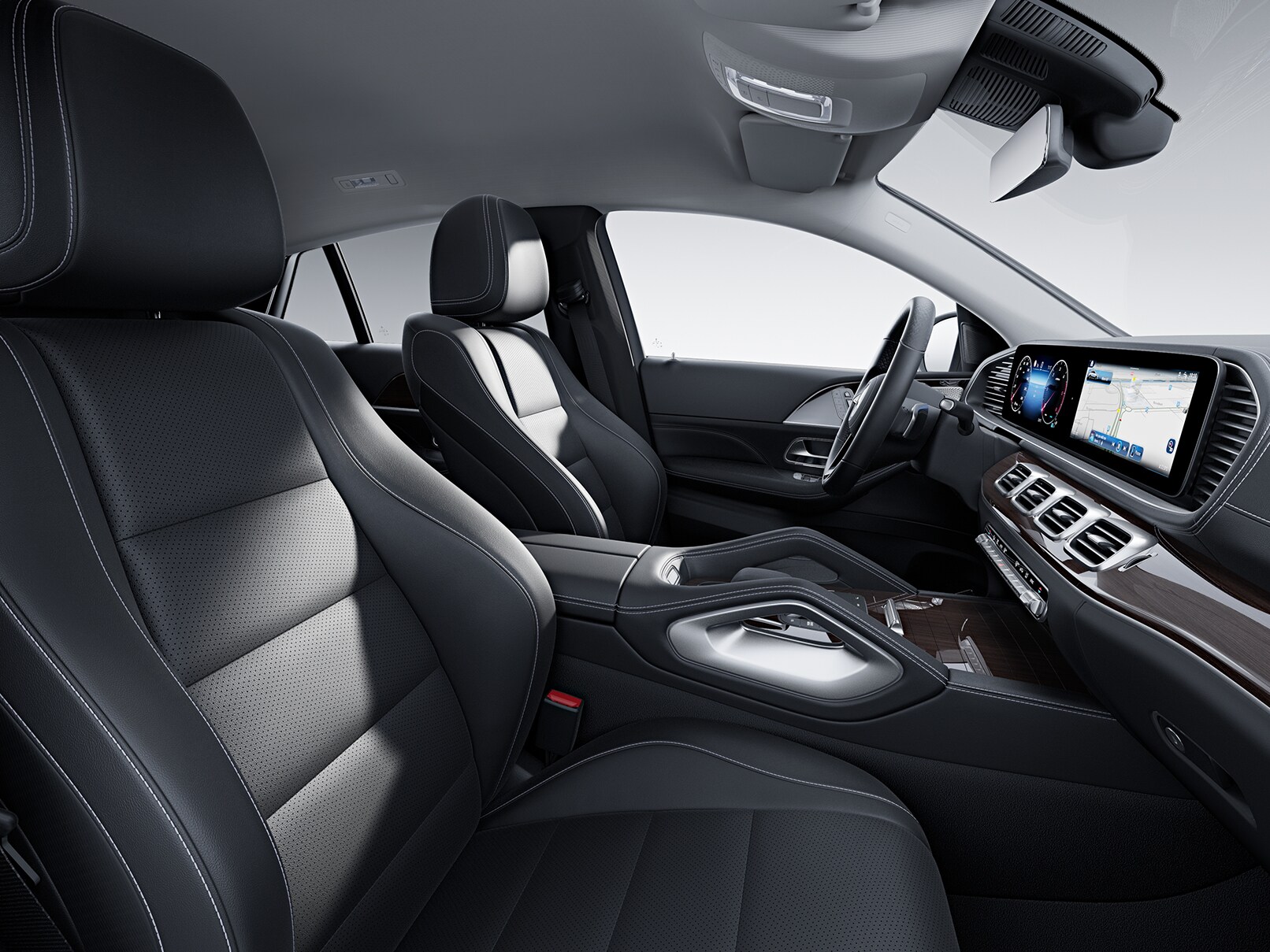 A új Mercedes-Benz GLE Coupé belső tere szériafelszereltséggel.