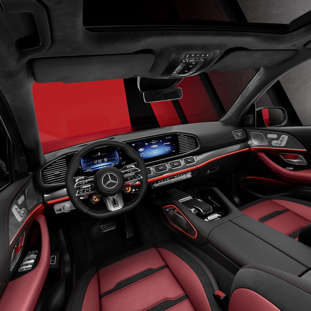 A Mercedes-AMG GLE SUV első üléseinek és műszerfalának oldalnézete.