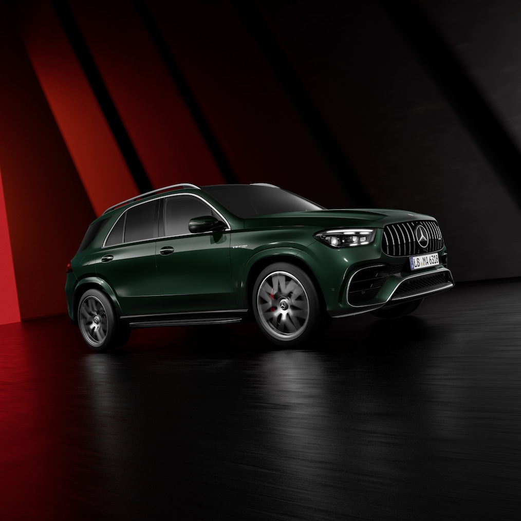 A Mercedes-AMG GLE SUV dinamikus nézete (menet közben készült felvétel) vagy mindhárom modell egymás mellett.