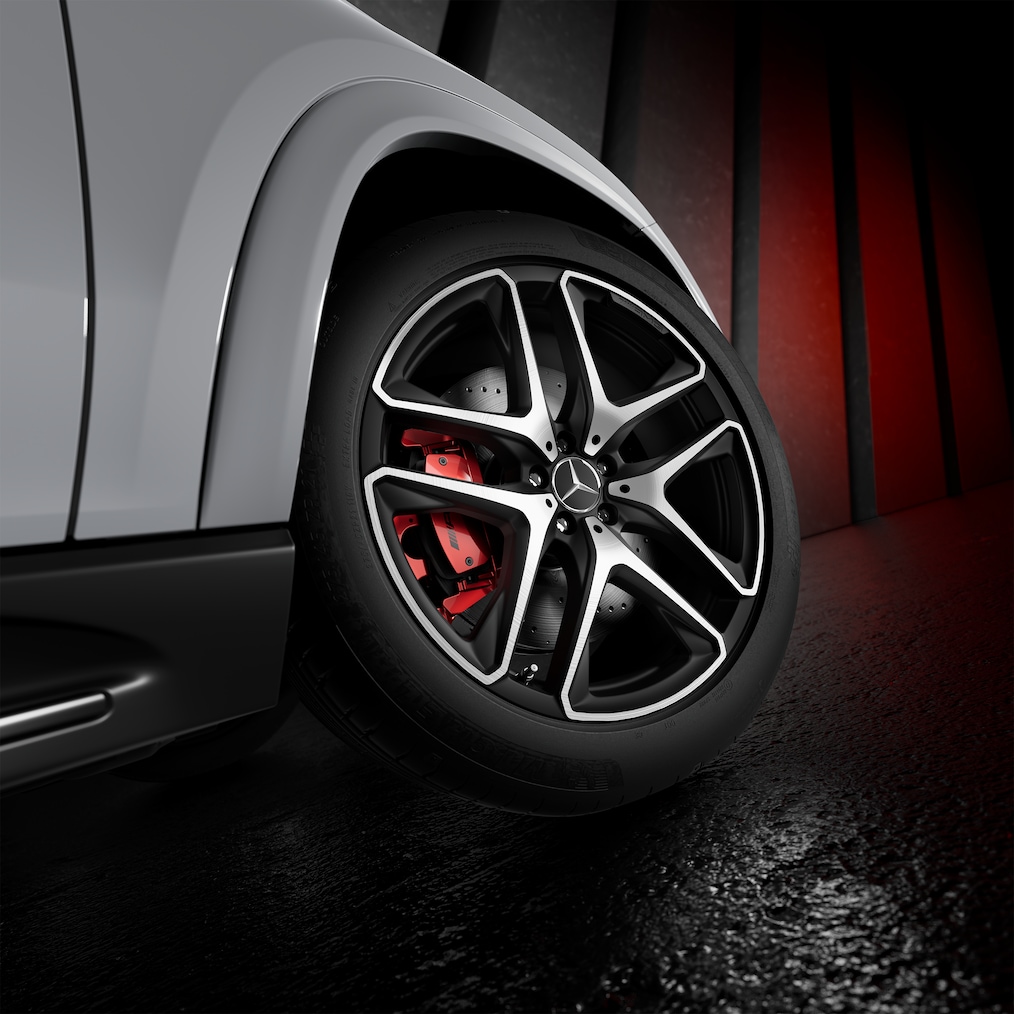 A Mercedes-AMG GLE 53 AMG 5-duplaküllős AMG könnyűfém keréktárcsái.