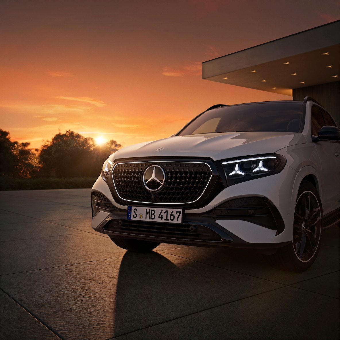 A Mercedes-Benz GLE hűtőrácsa megvilágított kontúrral és a jellegzetes csillagmintás fényszórói.