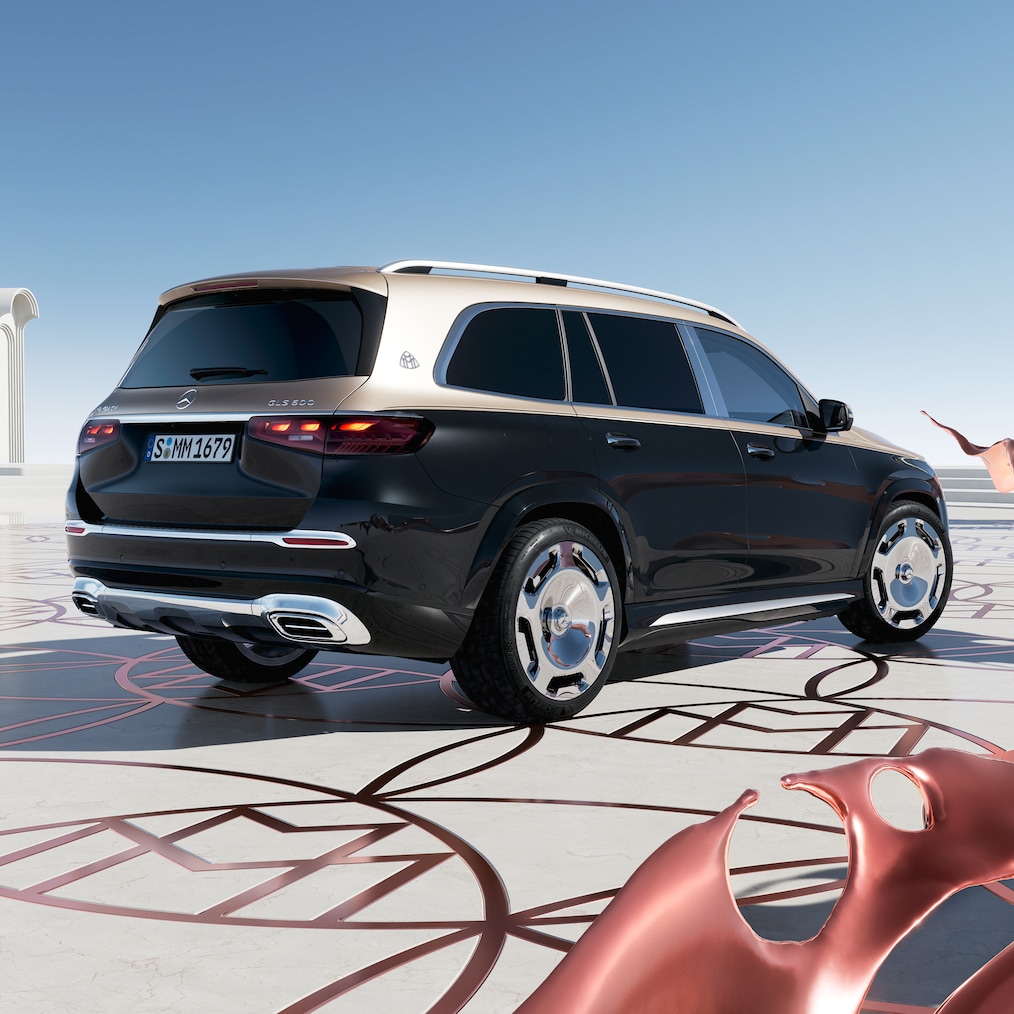 A Mercedes-Maybach GLS 600 hátulnézete (kéttónusú fényezés és exkluzív Maybach kerekek).