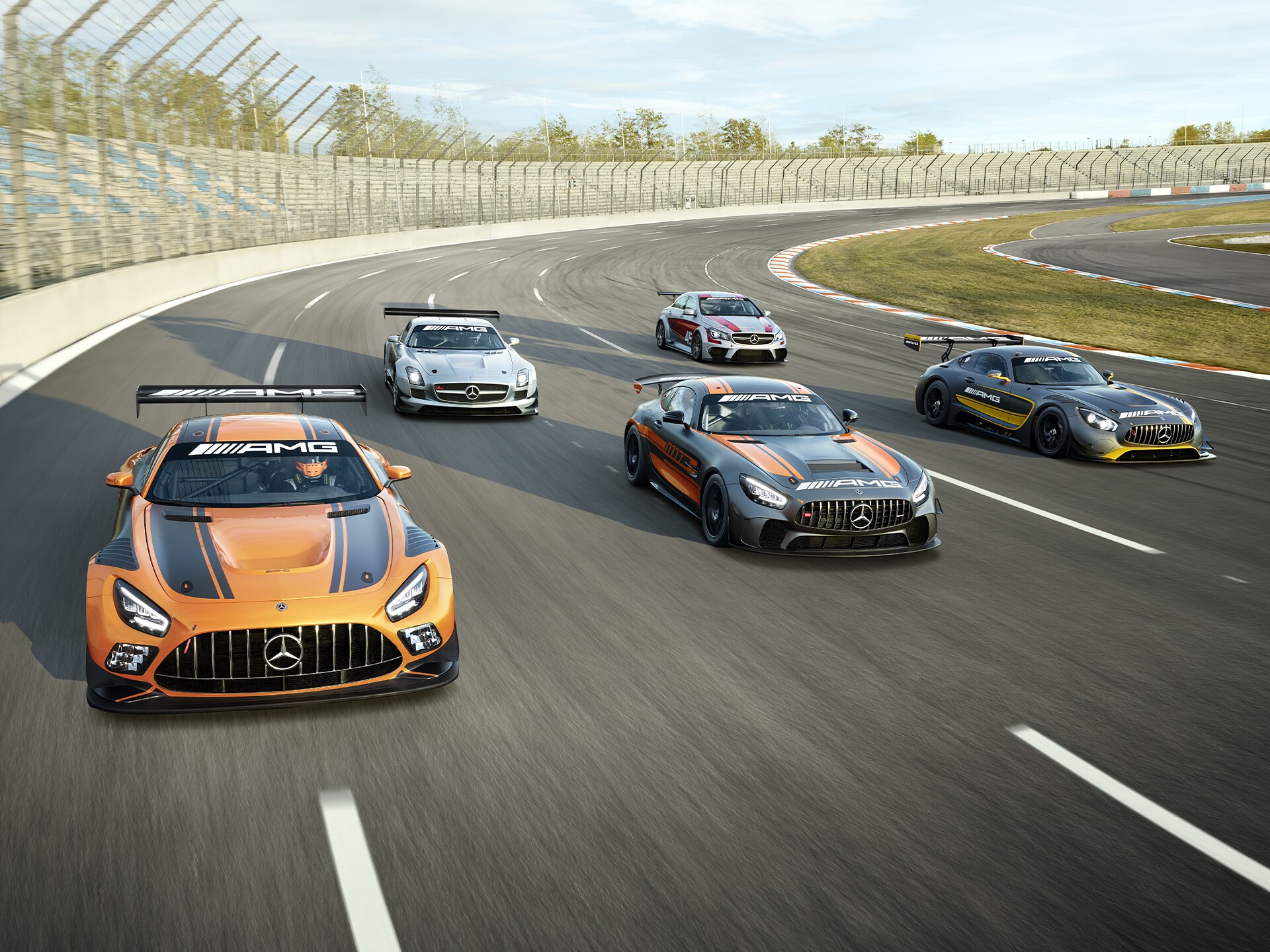 Több Mercedes-AMG gépkocsi a versenypályán.