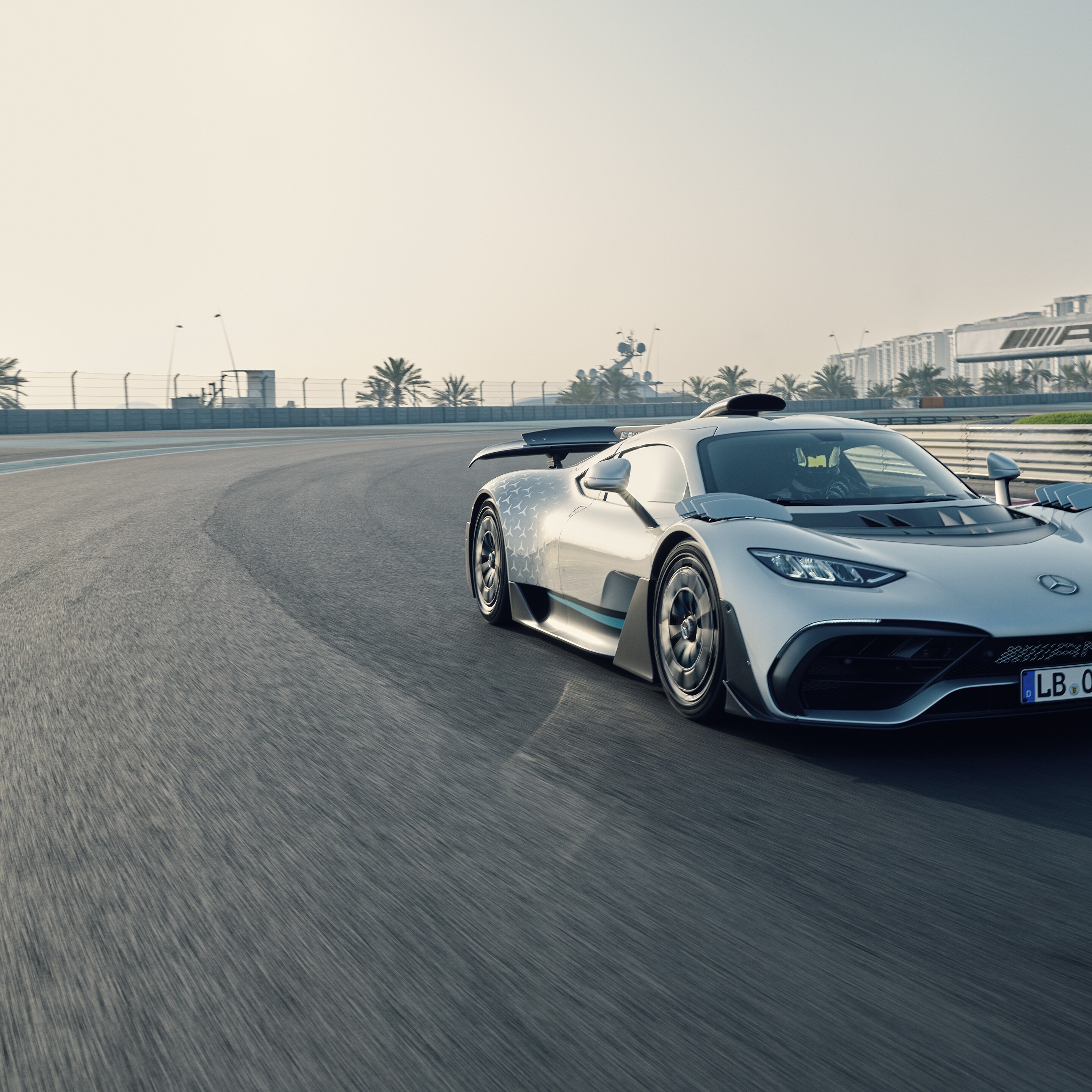 A Mercedes-AMG ONE oldalnézetben elölről.