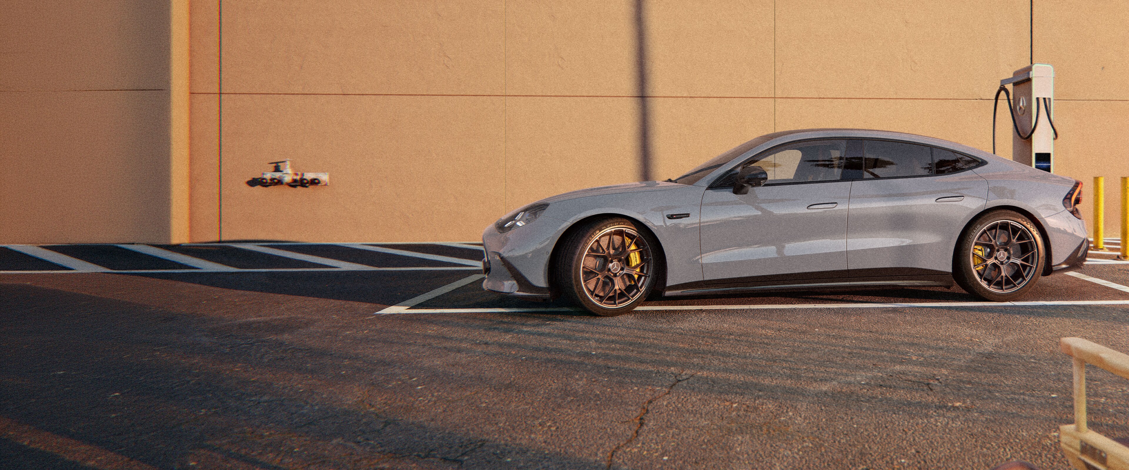 A Mercedes-AMG 4-ajtós coupé oldalnézete.