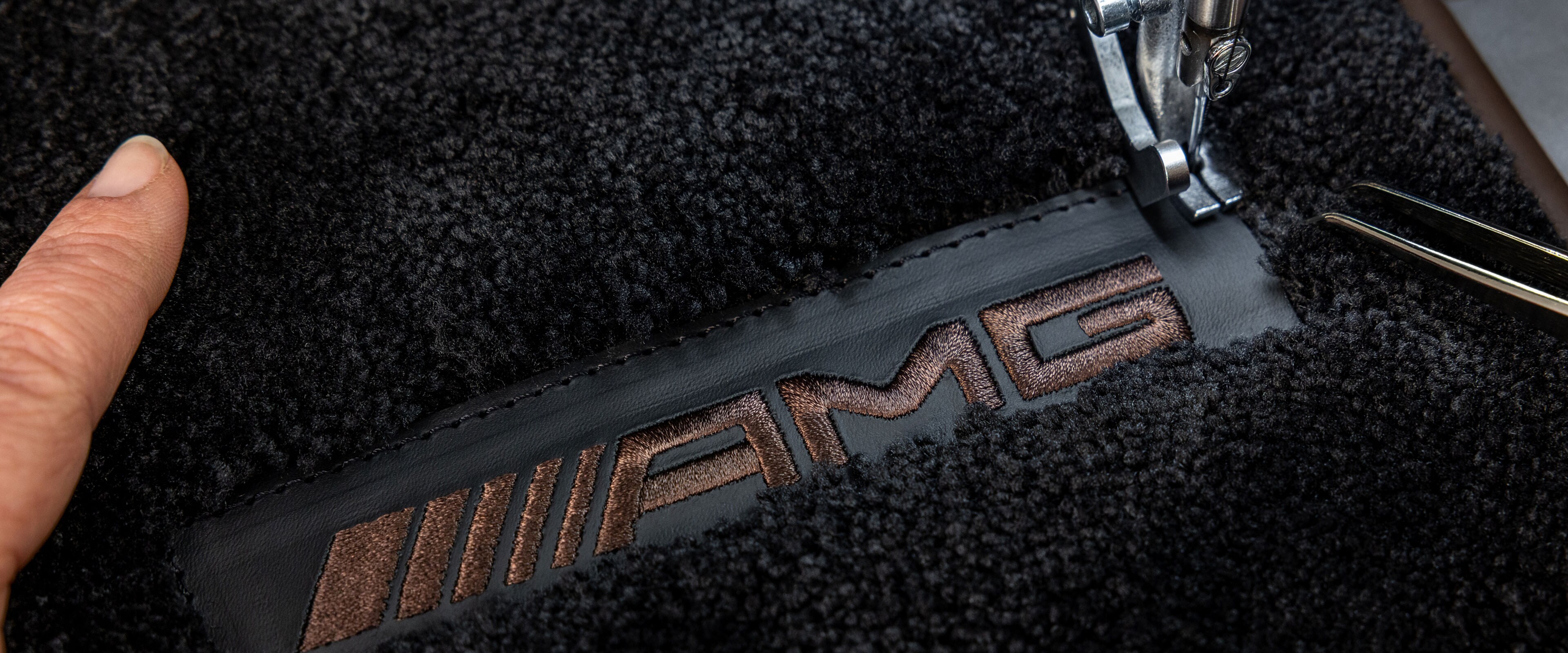 MANUFAKTUR felirat egy Mercedes-AMG sötét felületén.