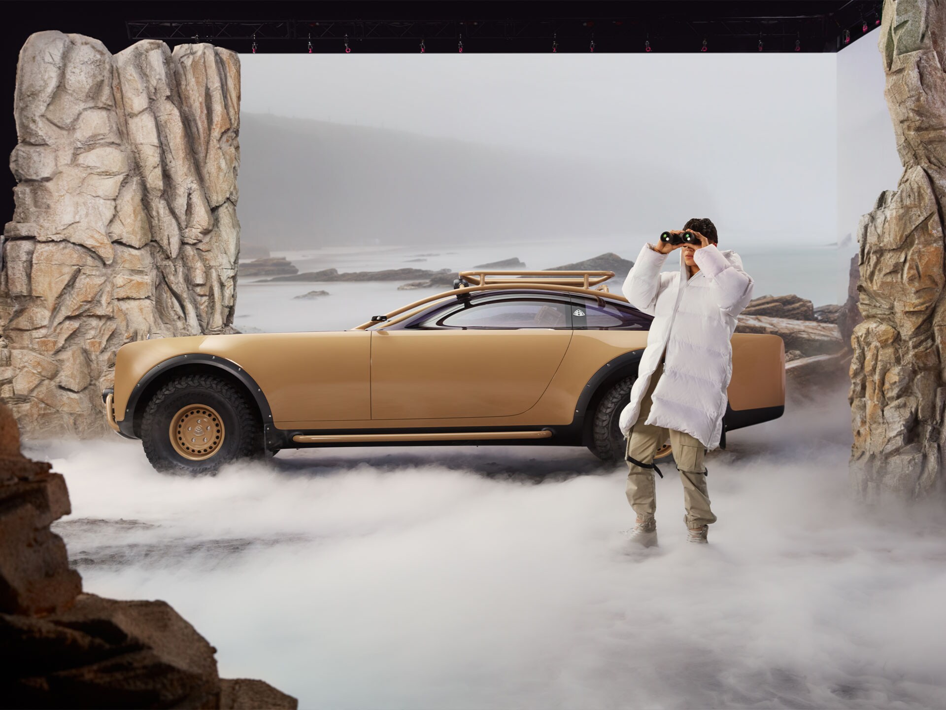 A Mercedes-Maybach S-osztály Virgil Abloh oldalsó hátulnézetben.