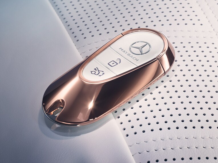 Egy rosé-gold Mercedes-Maybach járműkulcs.