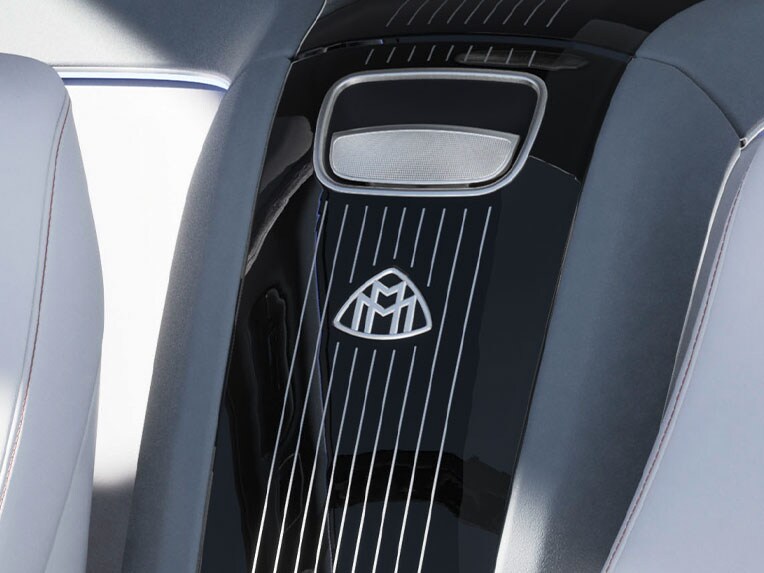 Fából készült díszítőelemek egy Mercedes-Maybach belső terében.