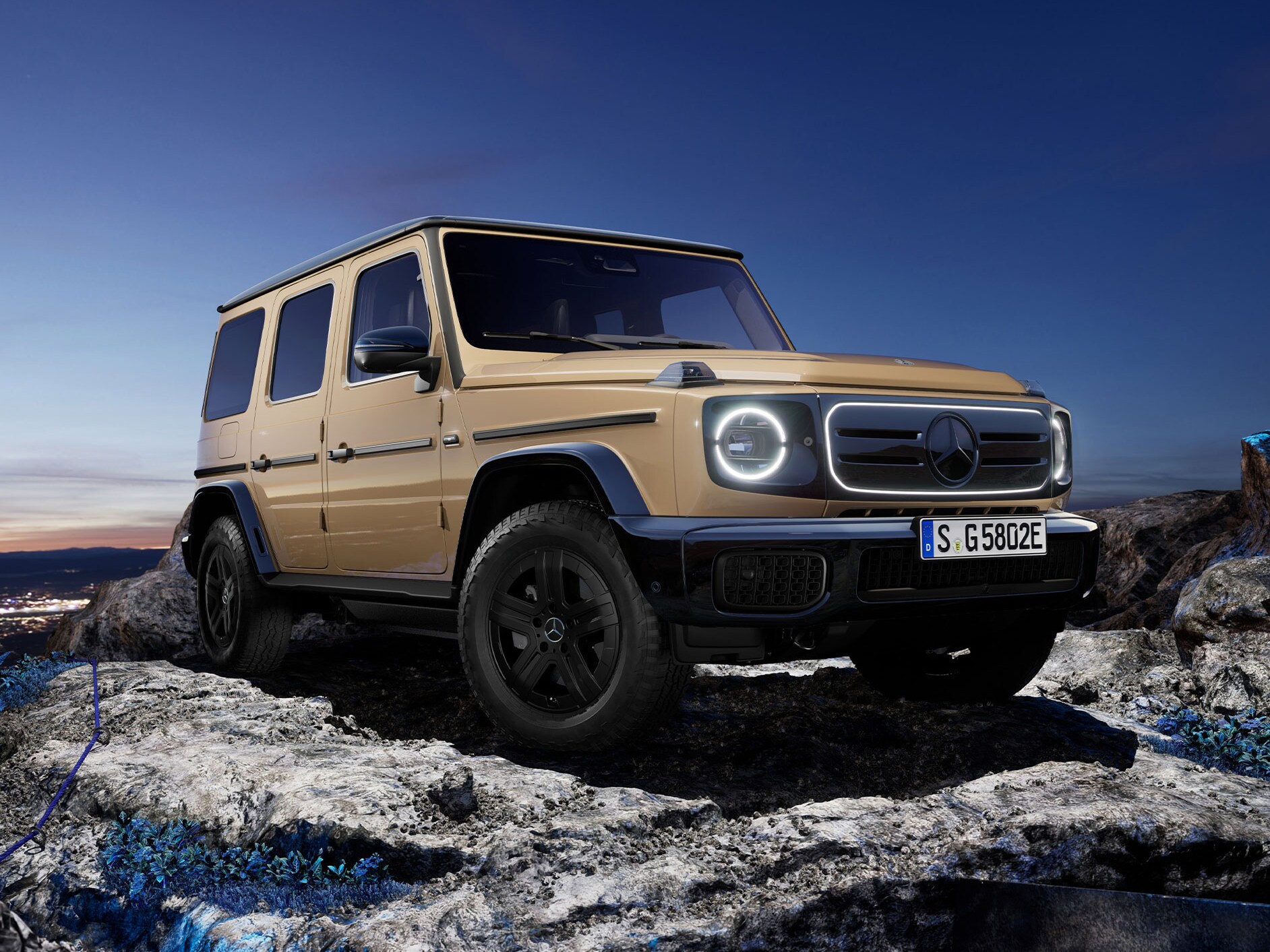 A Mercedes-Benz G 580 EQ technológiával egy sziklán áll.