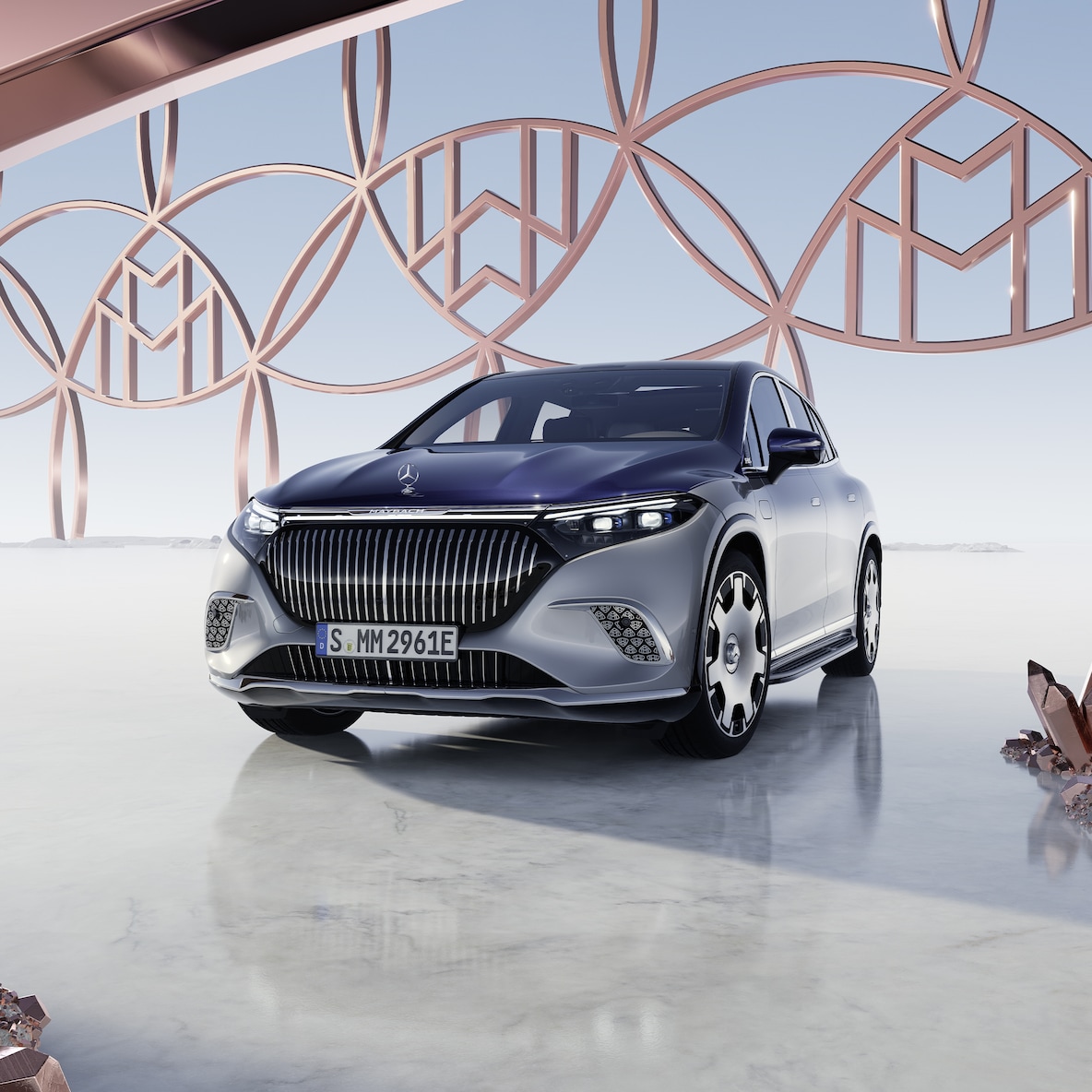 A Mercedes-Maybach EQS SUV Maybach kéttónusú fényezése elölről látható.