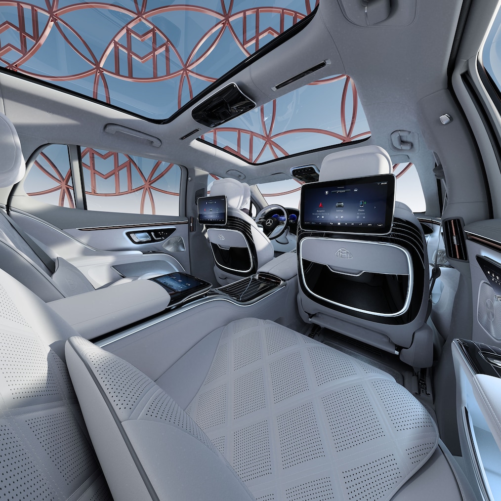 Betekintés a nyitott utasoldali ajtón át a tágas és kényelmes hátsó részbe.