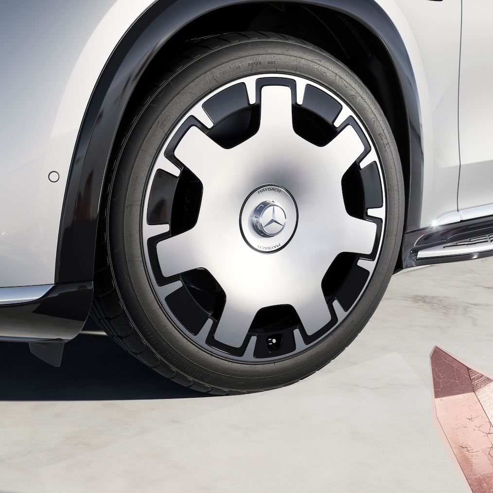 A bal első keréktárcsa közelképe (53,3 cm (21") Maybach 5 lyukú kovácsolt keréktárcsával, 88R).