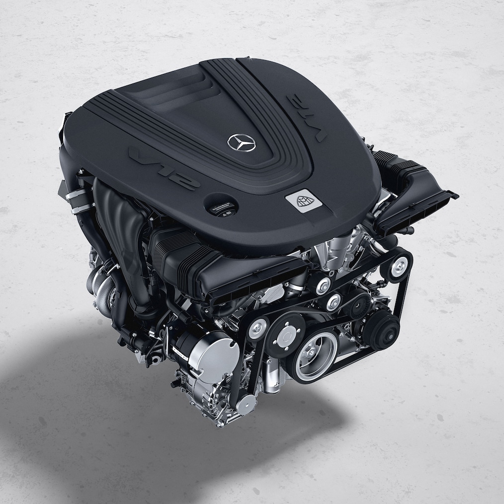 V12 jelvény a Mercedes-Maybach S 680 elülső sárvédőjén.