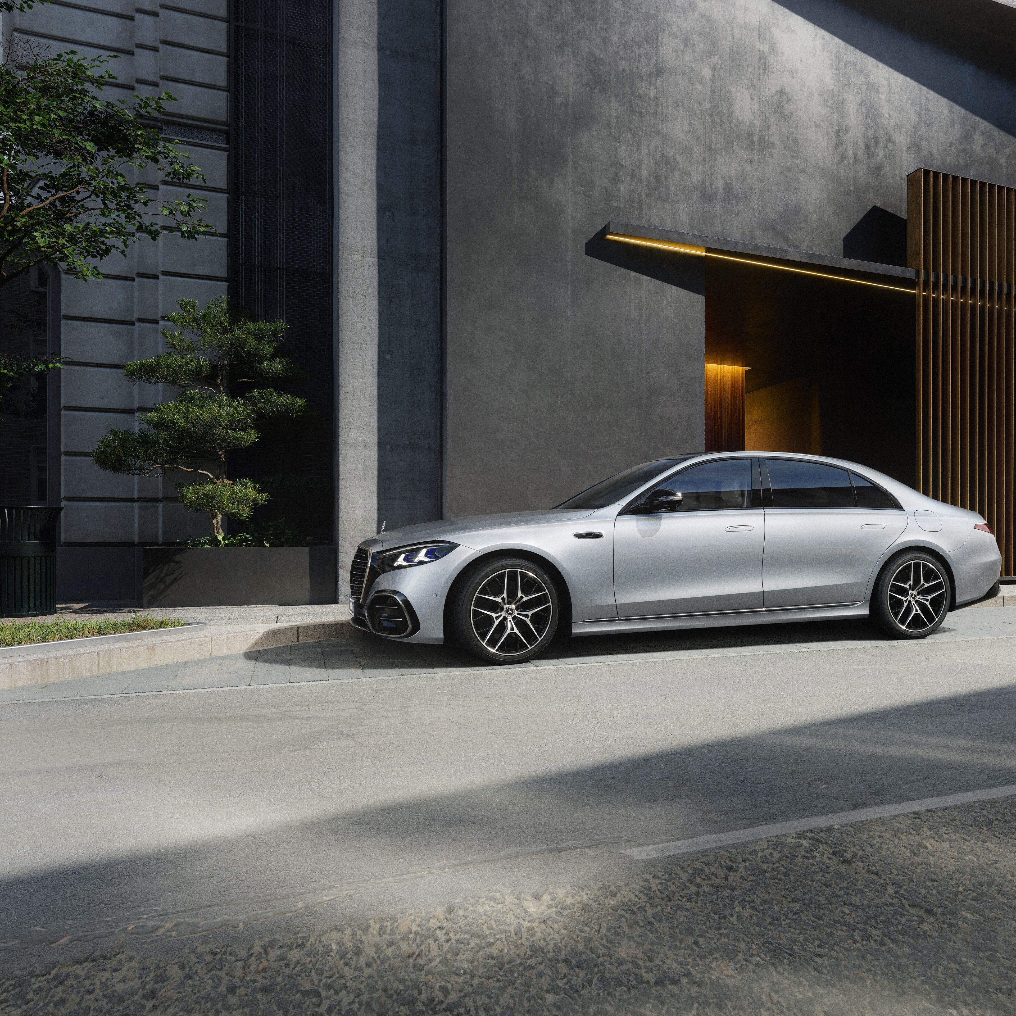 Az új S-osztály hosszú limuzin közeli oldalnézetben.