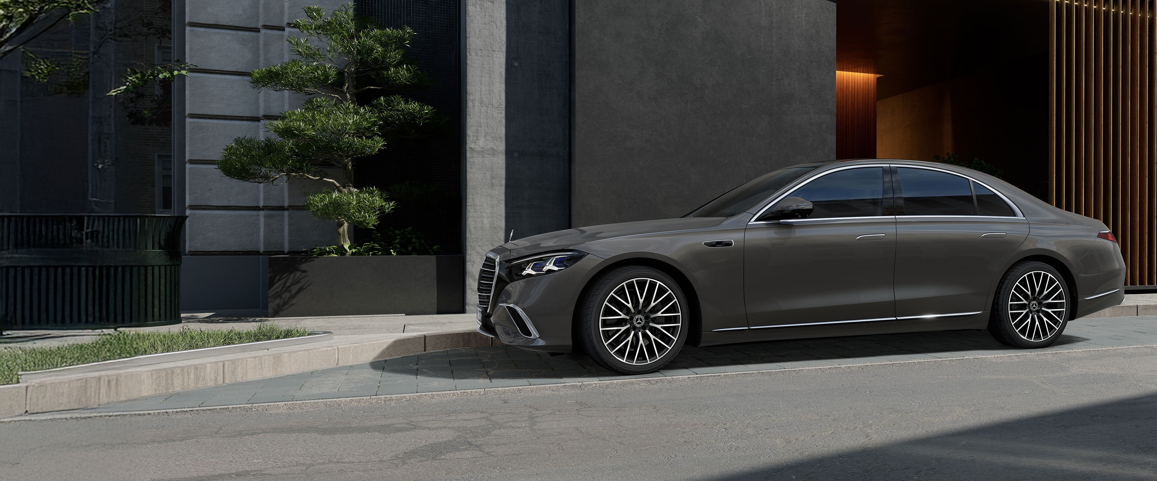 Az új Mercedes-Benz S-osztály hosszú limuzin közeli oldalnézetben.