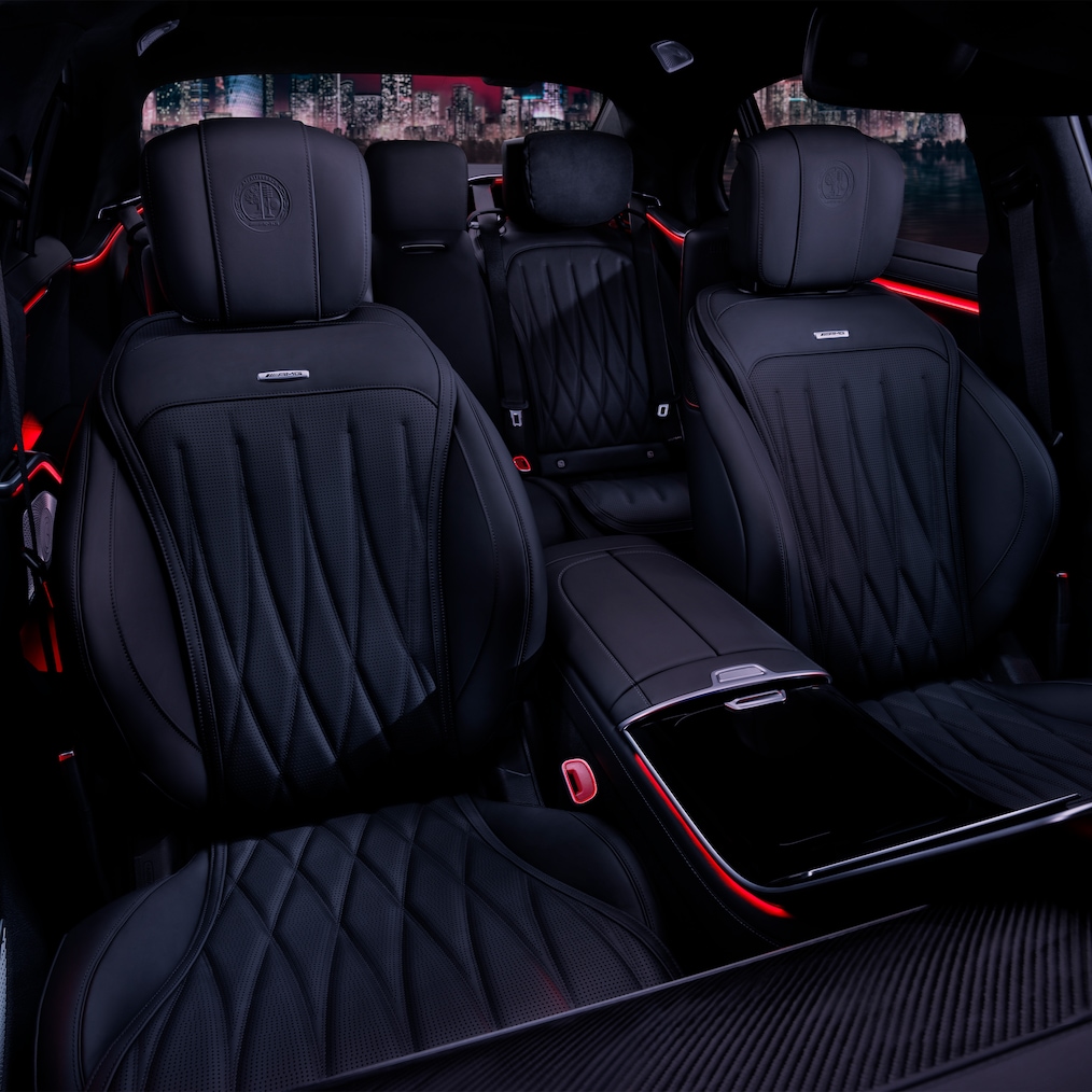 A Mercedes-AMG S 63 E PERFORMANCE első üléseinek és műszerfalának oldalnézete.