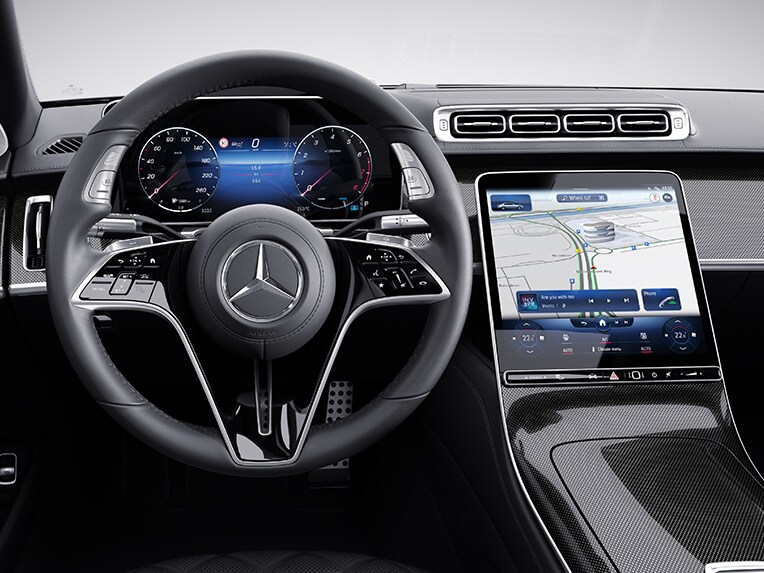 A Mercedes-Benz S-osztály limuzin vezetőoldali kijelzője.