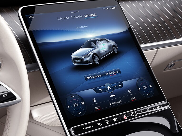 Az AIR-BALANCE csomag a Mercedes-Benz S-osztály limuzin OLED központi kijelzőjén.