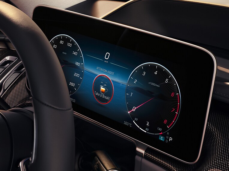 A Mercedes-Benz S-osztály limuzin ATTENTION ASSIST rendszerrel felszerelt 3D vezetőoldali kijelző.