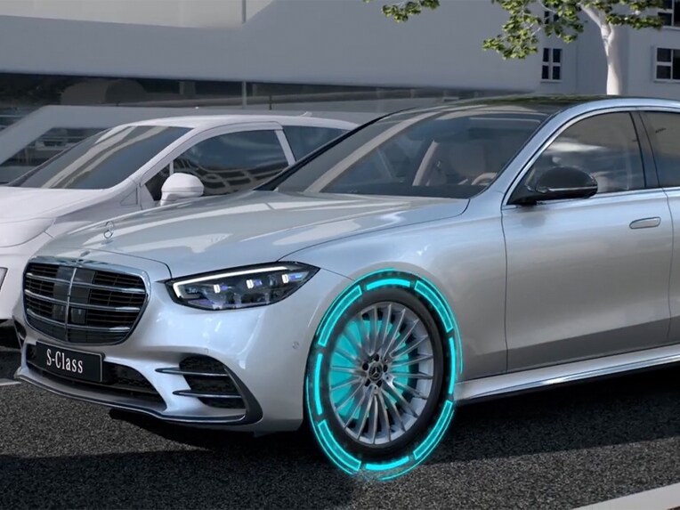 A videó a PRE-SAFE® Plus funkcióit mutatja be a Mercedes-Benz S-osztály limuzinban.