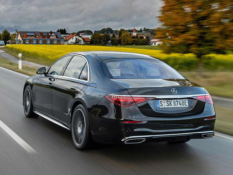 A Mercedes-Benz S-osztály limuzin hátulnézetben.