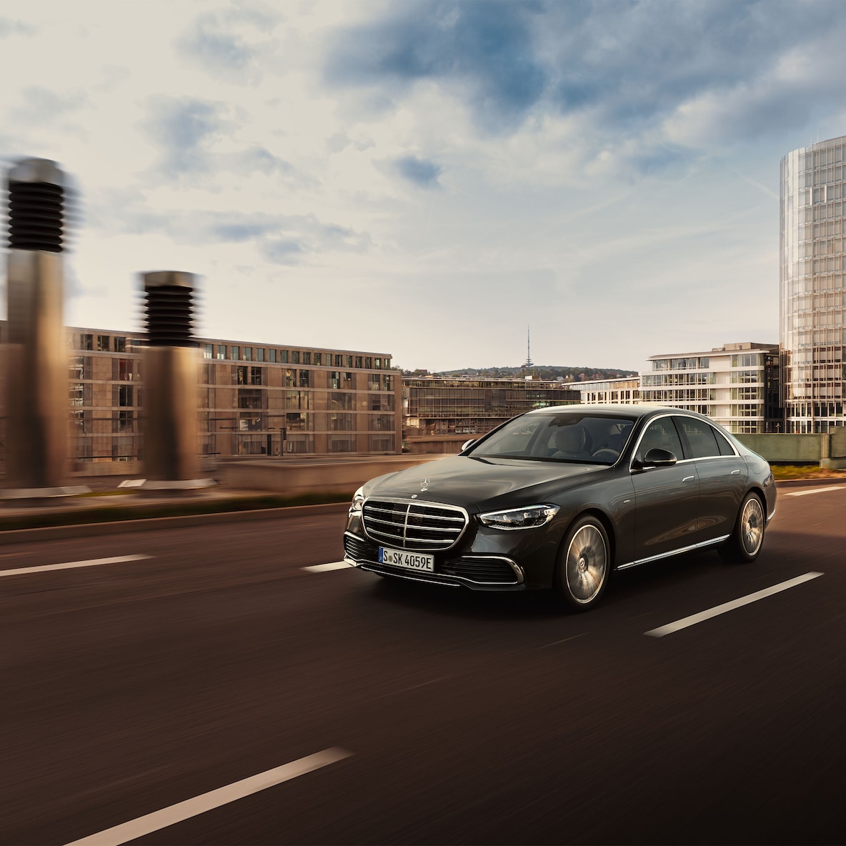 A Mercedes-Benz S-osztály limuzinja oldalnézetben.