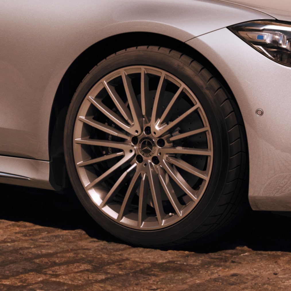 A Mercedes-Benz S-osztály limuzin könnyűfém keréktárcsái részletes nézetben.