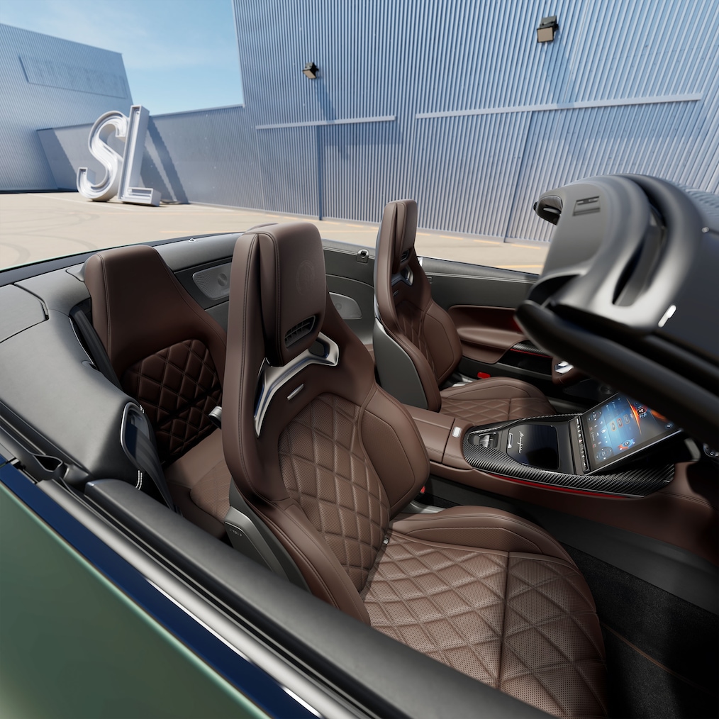 A Mercedes-AMG SL 63 S E PERFORMANCE belső tere.