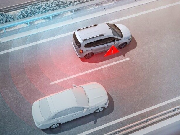 Holttérfigyelő asszisztens a Mercedes-Benz T-osztályban.