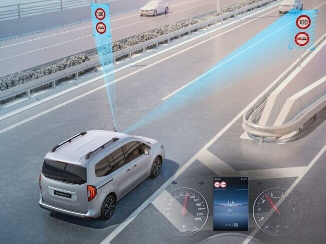 A Mercedes-Benz T-osztályban a táblafelismerő asszisztens B.