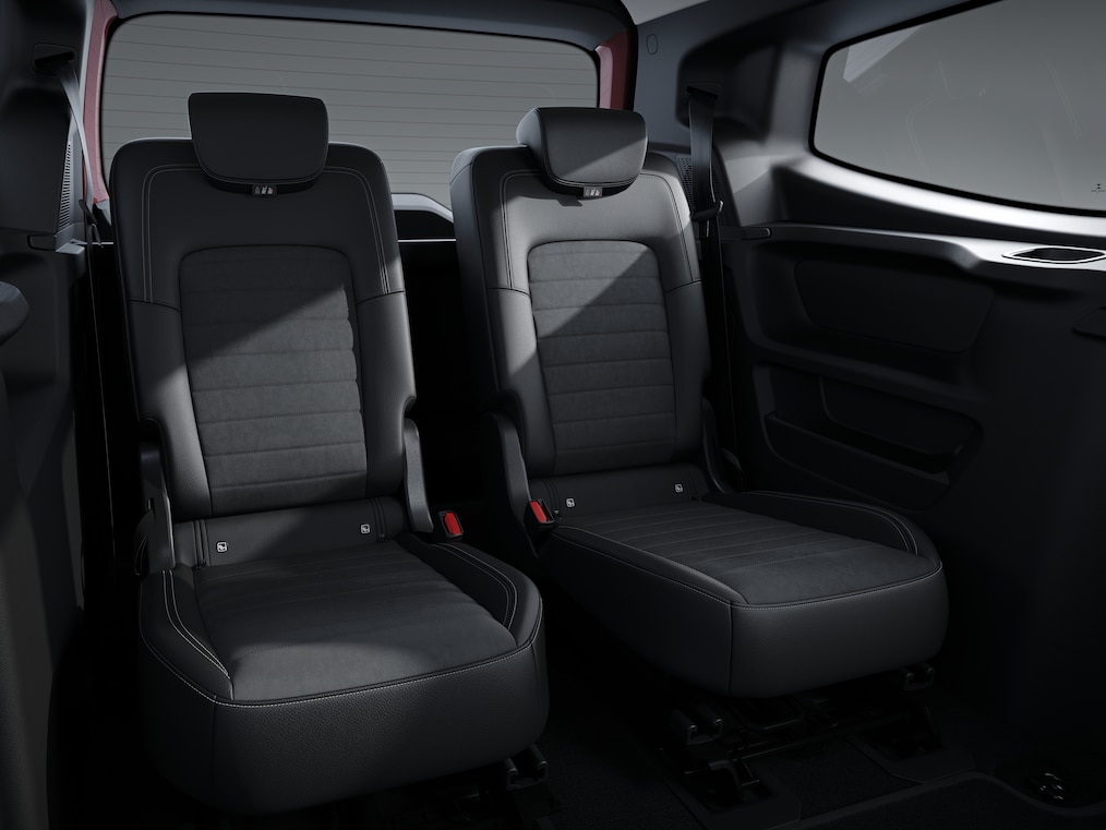 A kép a Mercedes-Benz T-osztály 3. üléssorának fekete, egyéni hátsó üléseit ábrázolja.