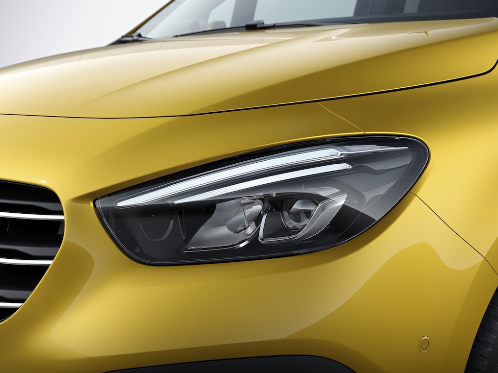 A kép a nagy teljesítményű LED fényszórók közelképét mutatja.