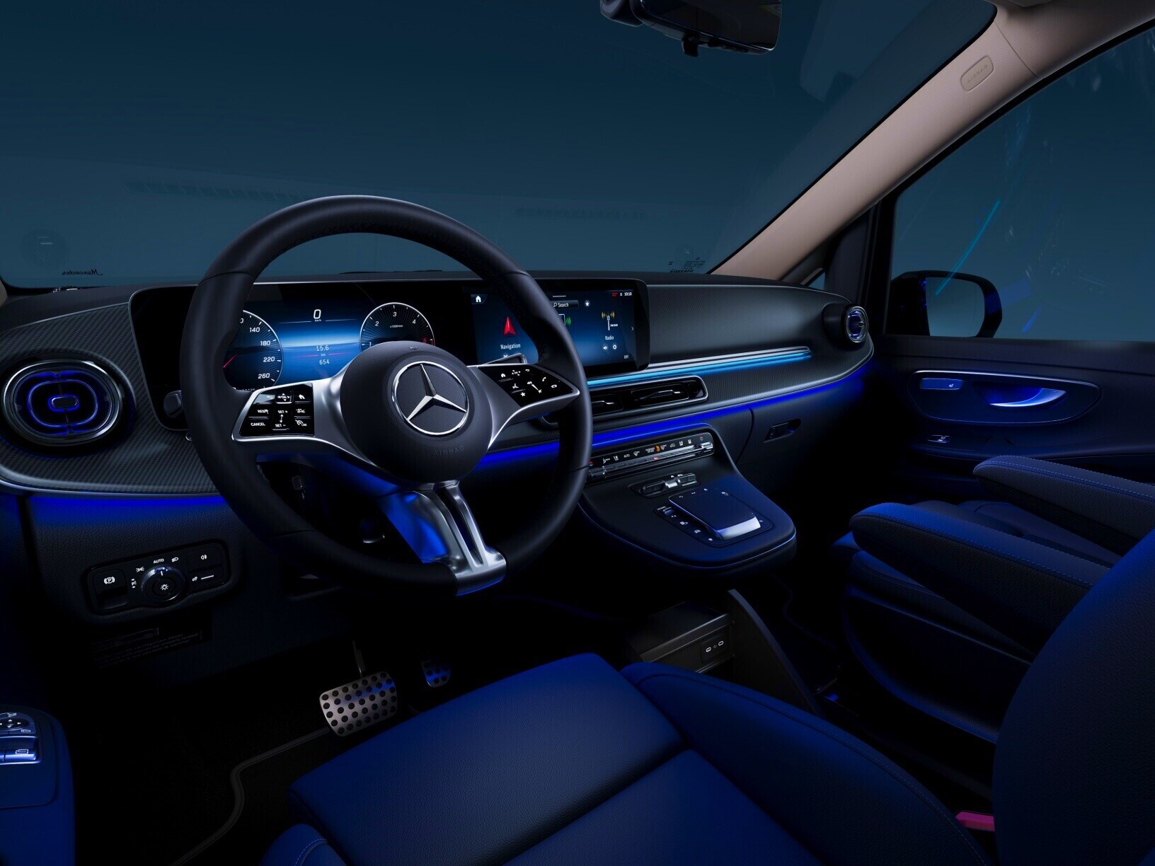 Hangulatvilágítás 64 színben, a műszerfalon + hátul a Mercedes-Benz V-osztályban.